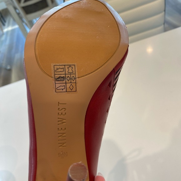 Nine West genuine leather heels 9.5 - Picture 3 of 3